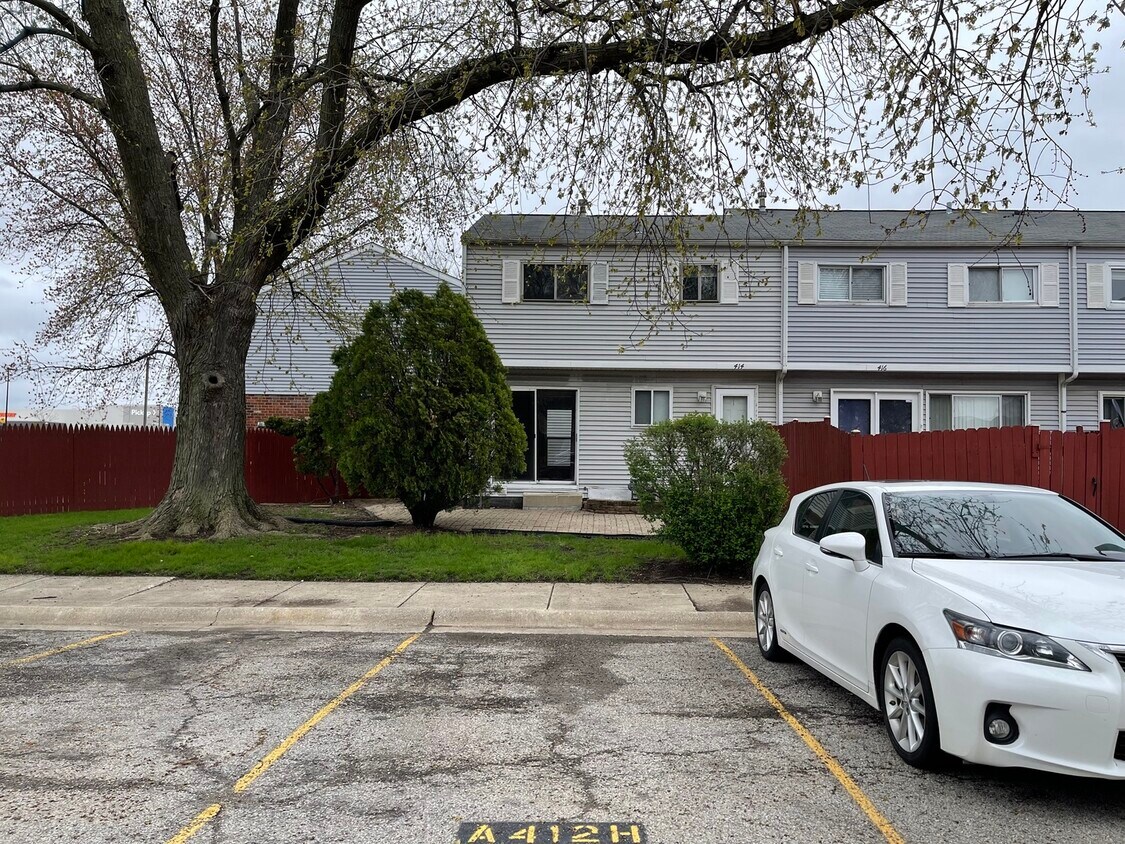 414 Hallmark Ln Unit 414, Bolingbrook, IL 60440 Condo for Rent in Bolingbrook, IL