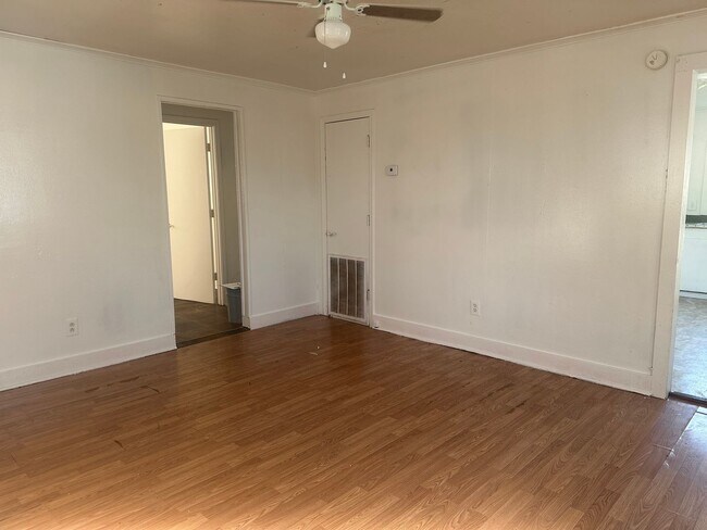Building Photo - 2-bedroom, 1-bathroom Single Family home F...