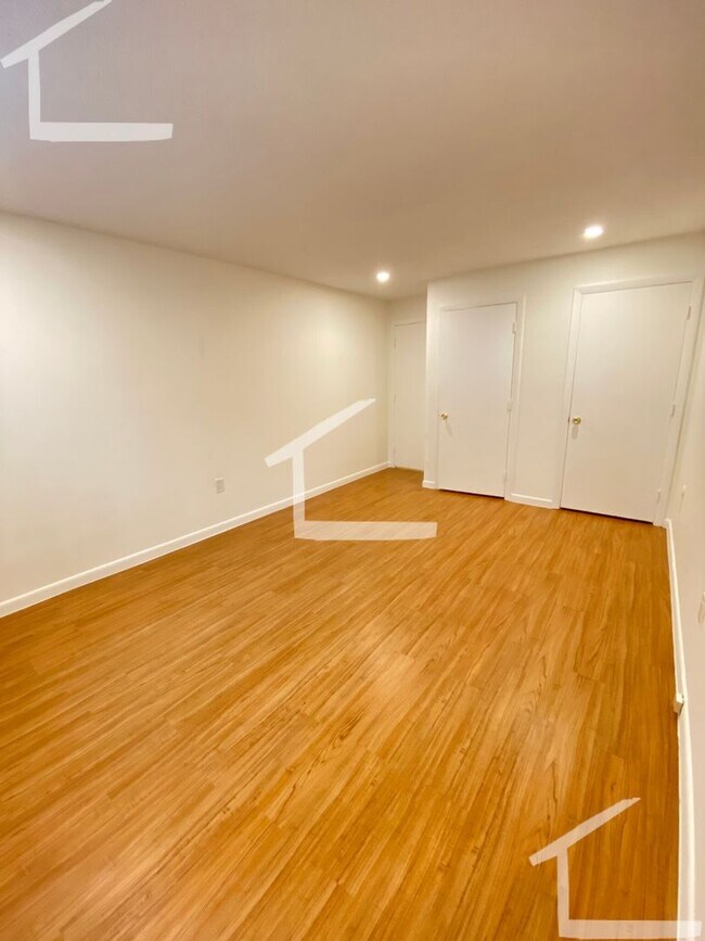 Building Photo - 16 Radcliffe Rd