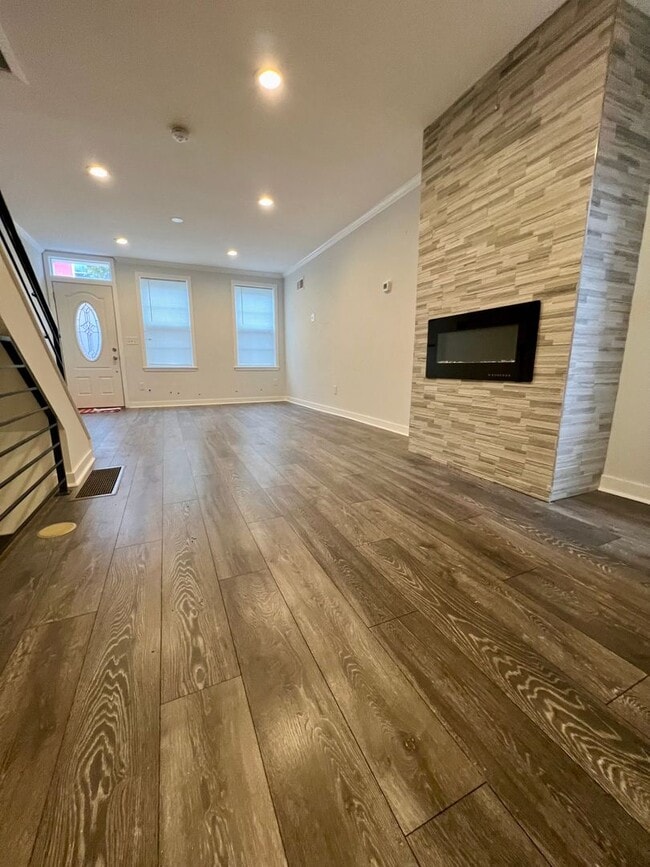 Building Photo - Luxurious 2-Bedroom Townhome with Finished...