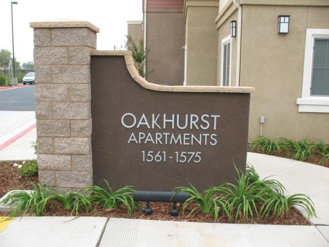 Letrero de propiedad - Oakhurst Apartments