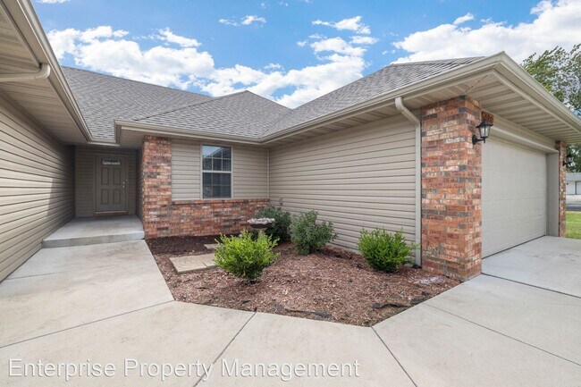 Building Photo - 3 br, 2 bath House - 590 W Grace St