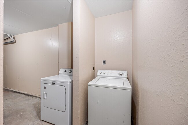 Foto del edificio - 6701 Sands Point Dr