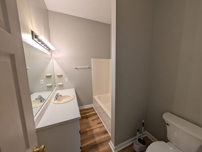 Foto del edificio - 2 bedroom, new floors, walkable!