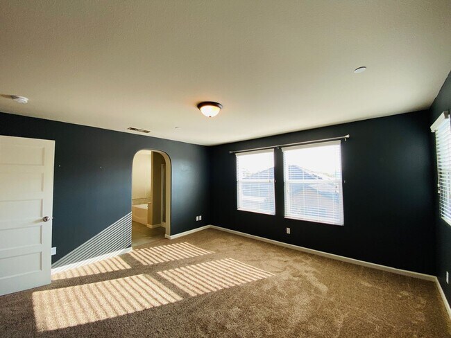 Foto del edificio - $2,600 Zero Deposit Ask Me How, Beautiful ...