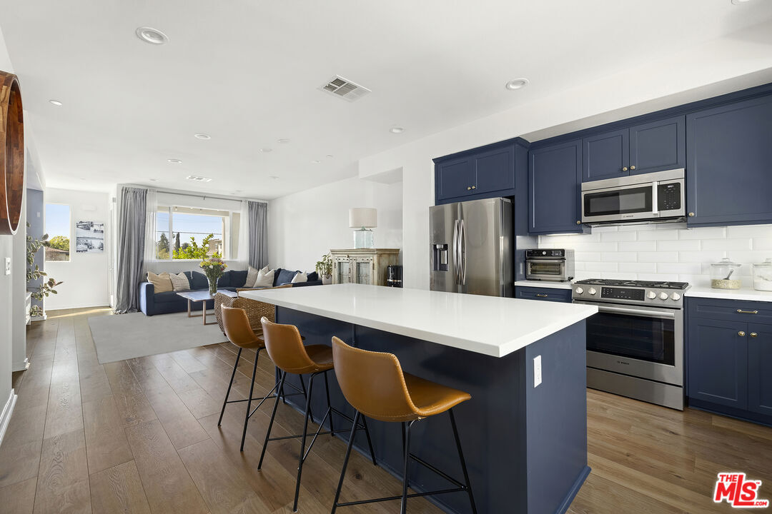 Foto principal - 13151 Victory Blvd