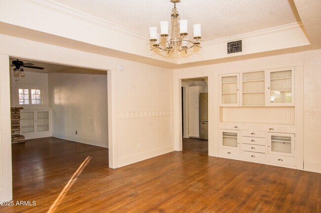 Building Photo - 937 E 6th Ave