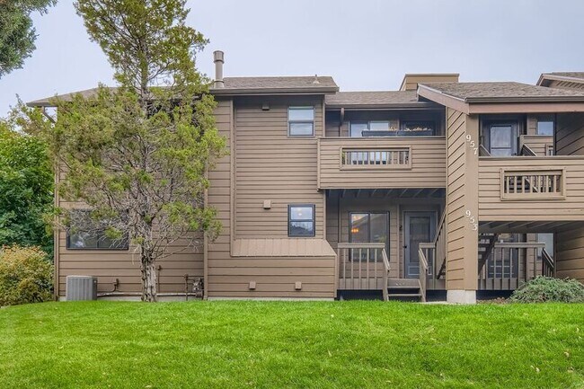 Foto del edificio - 953 Moorings Dr