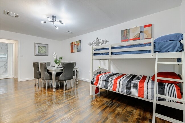 Building Photo - 706 Beaumont St