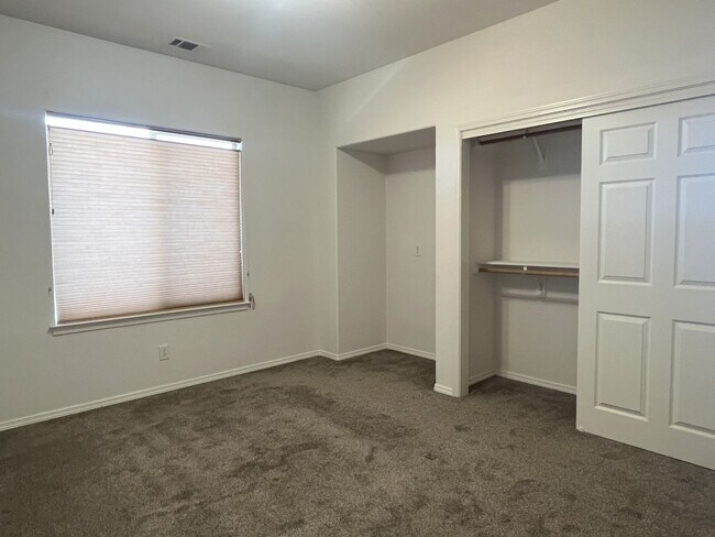 Foto del edificio - Available Now – 4 Bedroom Home in Desirabl...
