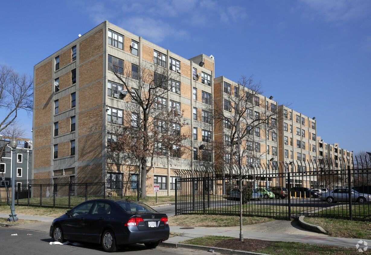 Foto principal - Potomac Gardens Apartments