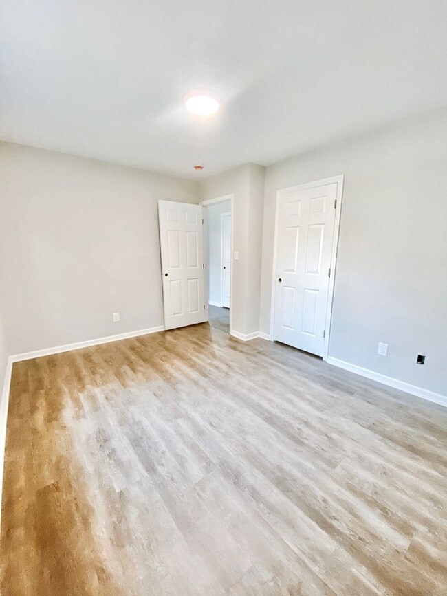 Building Photo - 1065 Farm Pond Ln
