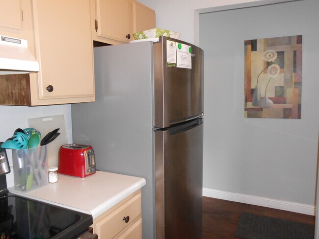 Kitchen - 7 Lakeshore Cir