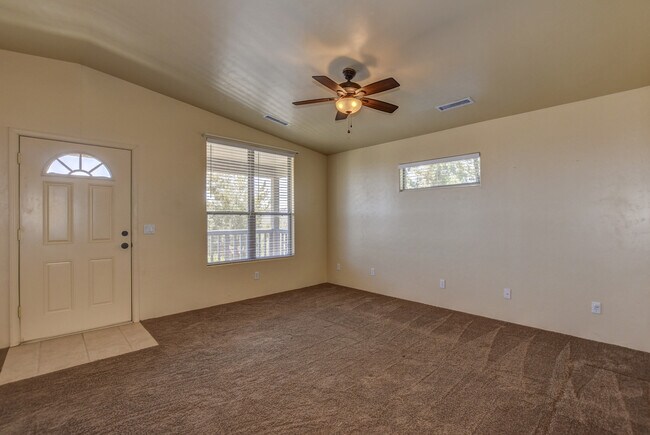Building Photo - Cute home for rent in Diamond Valley!