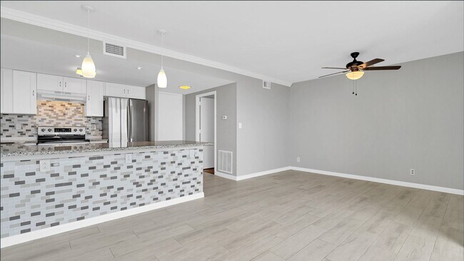 Foto del edificio - Beautiful 6th floor 2BR/2BA Bayshore Tower...
