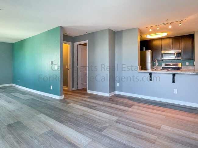 Foto del edificio - 6400 Christie Ave