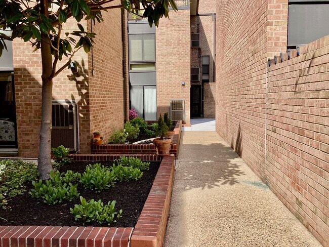 Foto del edificio - Society Hill 1bd w/ Garage Parking and Pool