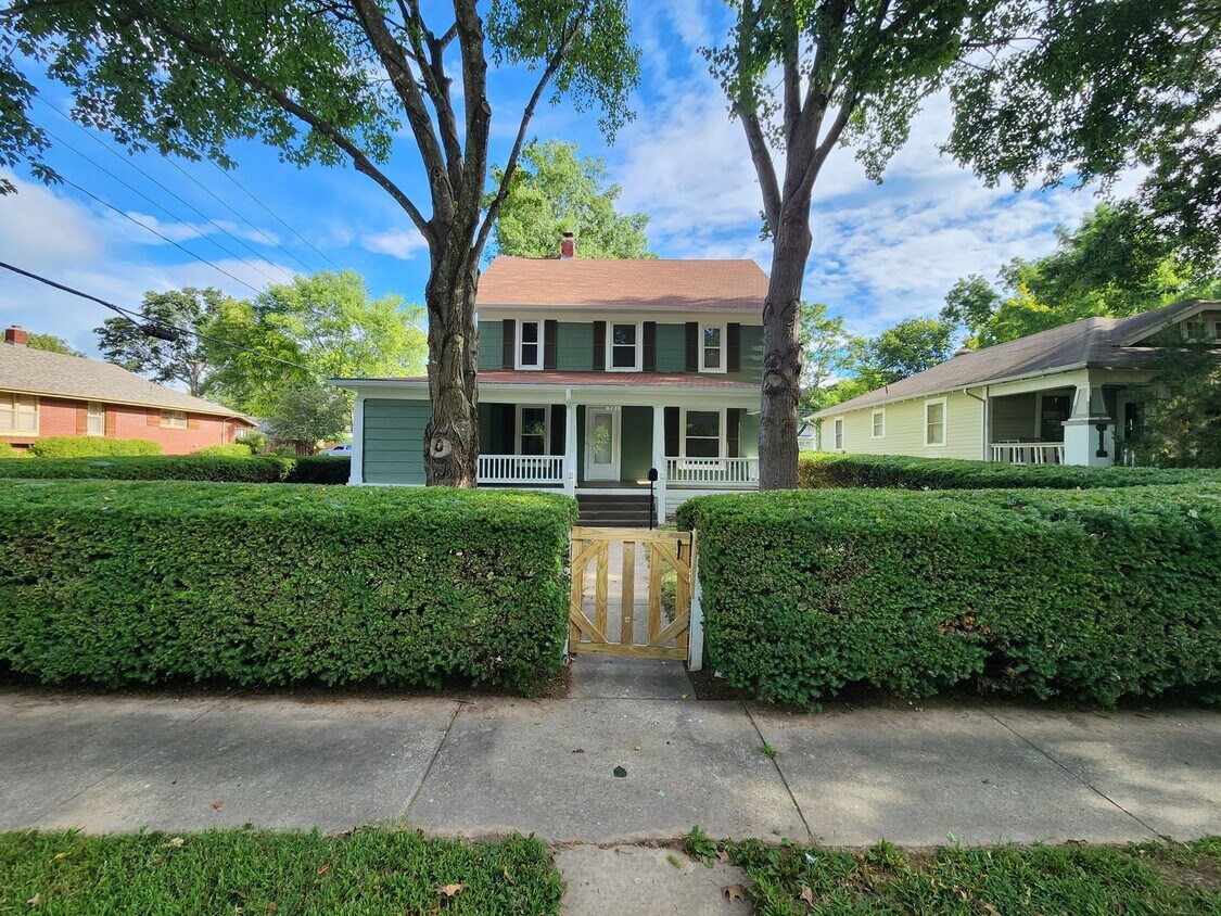 Foto principal - Spacious 5-Bedroom, 2-Bathroom Home AVAILA...