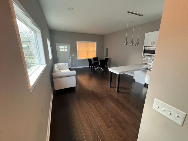Building Photo - Beautiful 2 Bedroom Downtown!