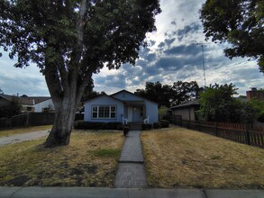 Building Photo - 404 Camellia Way