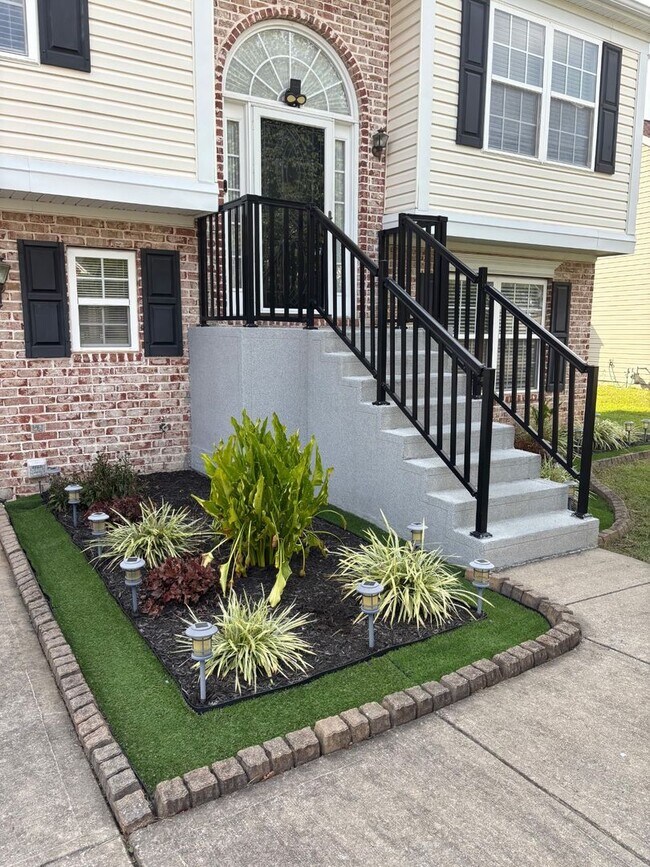 Building Photo - Get it before it's gone! 4 br, w/fenced in...