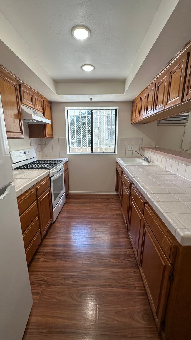 Building Photo - 121 S Swall Dr