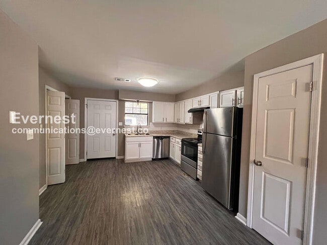 Building Photo - 1800 Labette Manor Dr