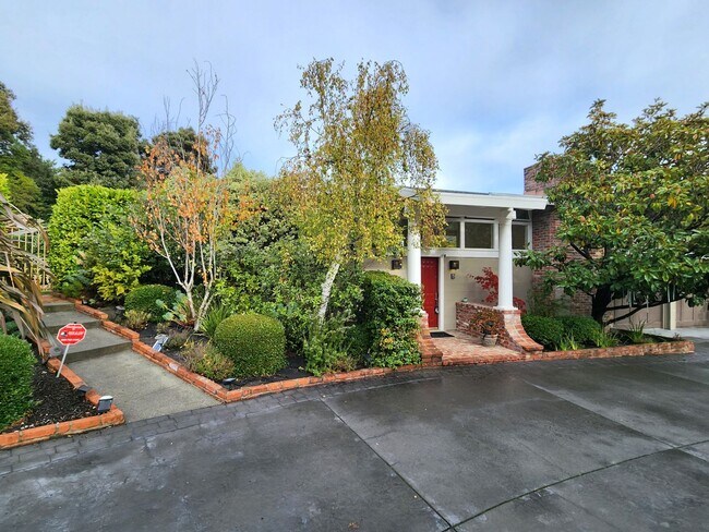 Building Photo - Charming Single Family Home Located in Hil...