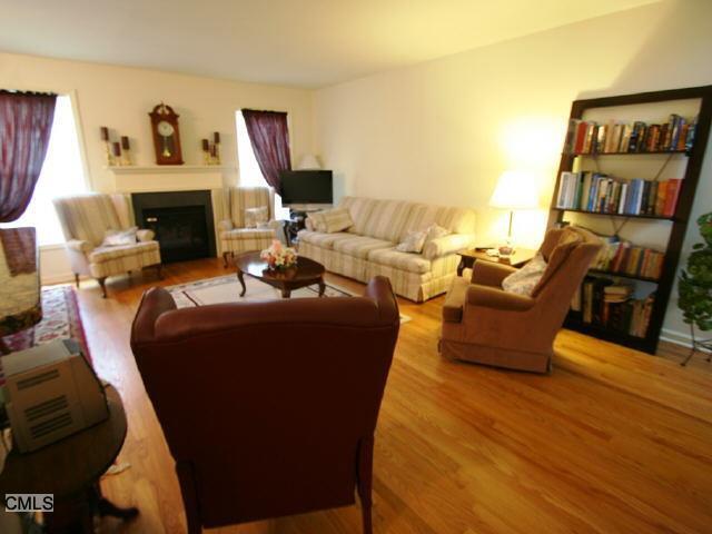 Foto del edificio - 1301 Briar Woods Ln