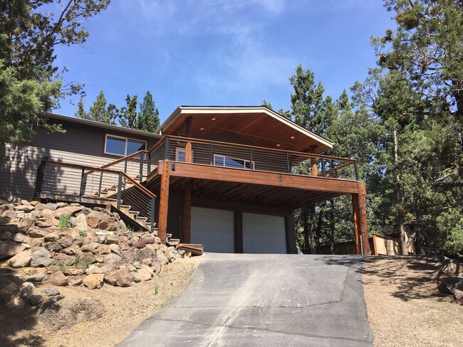 Building Photo - Spacious House, Front & Back Porch! Awbrey Butte Hillside with Mountain Views. Furnished 30-Day Min.