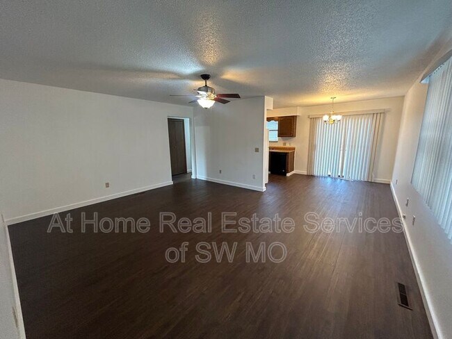 Building Photo - 929 W Edgewood