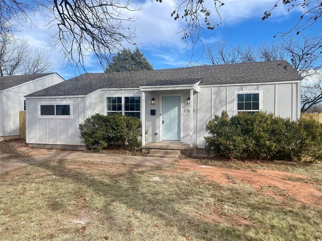 Primary Photo - 3 bed 2 bath; Beautifully updated!