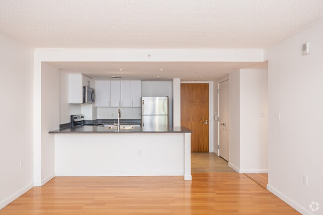 2BR, 2BA - 750SF - Kitchen - Harvard Towers