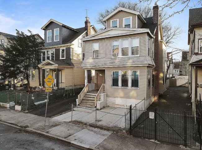 Building Photo - 196 Shephard Ave