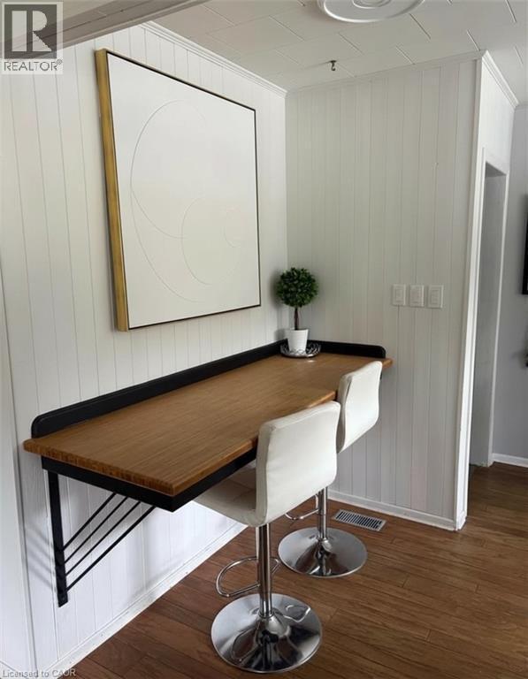 Photo du bâtiment - 250 McKenzie St E