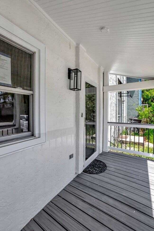 Building Photo - Stunning Mt Pleasant Town House!