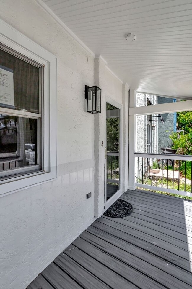 Foto del edificio - Stunning Mt Pleasant Town House!