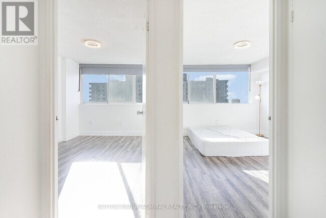 Building Photo - 3590 Kaneff Crescent