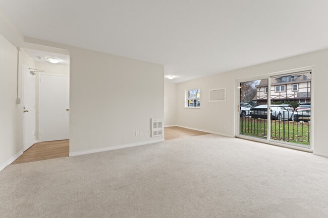 Building Photo - Randal Court Apartments