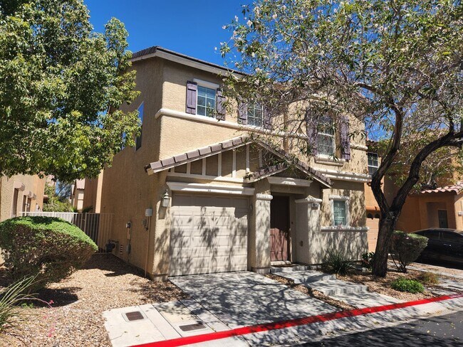 Foto del edificio - Sleek 2 story home with tile in most living areas and upgraded kitchen.