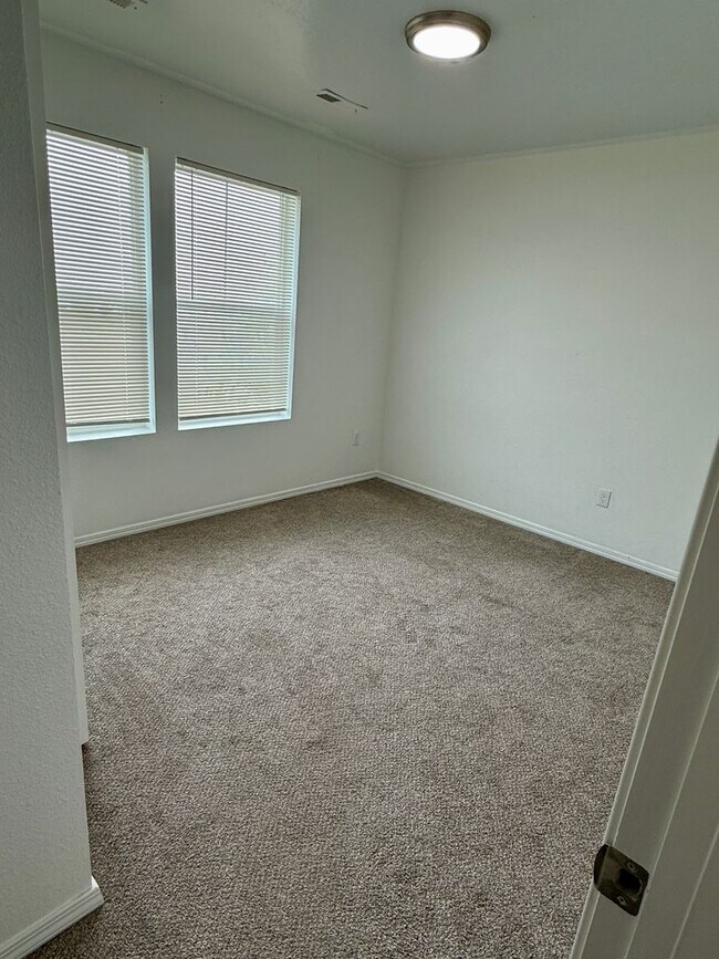 Foto del edificio - Wonderful three bedroom, 2 bath, home available now.  Pets allowed.