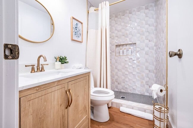 Building Photo - 5075 Fashion Pl