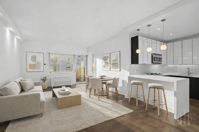 Building Photo - 58 W 58th St