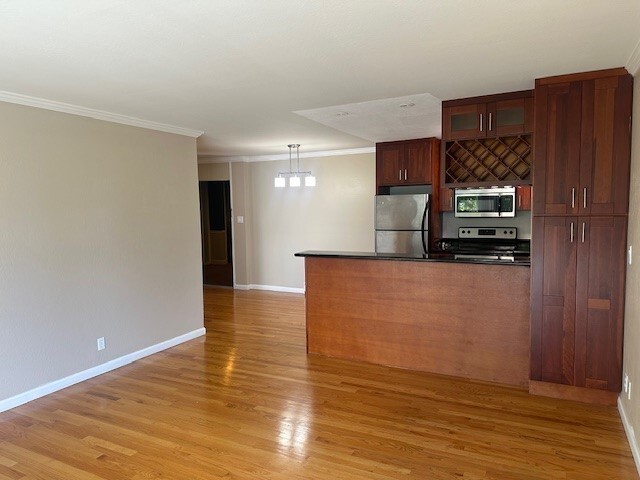 Building Photo - Spacious 2BR with garage