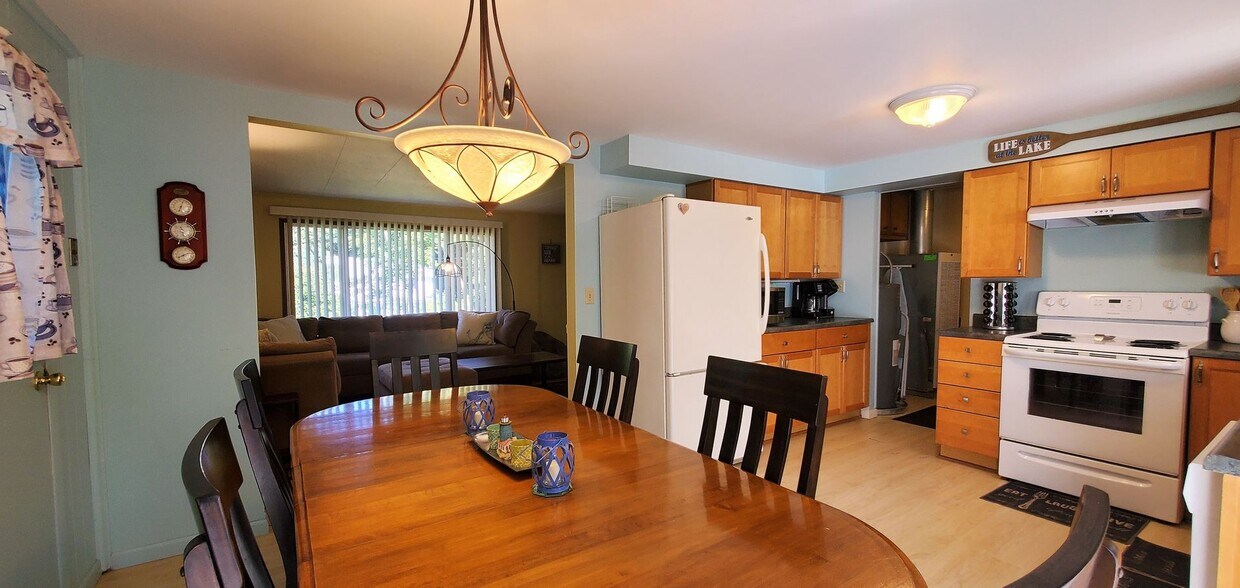 Foto principal - Charming 3-Bedroom, 1.5-Bathroom Fully Fur...