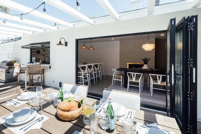 Foto del edificio - 4883 Hillside Dr