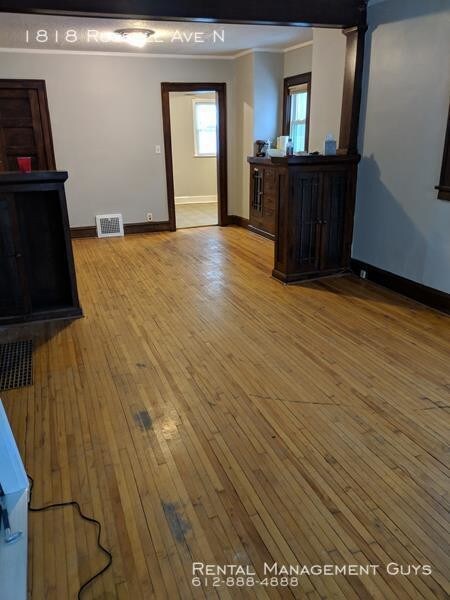 Foto principal - Updated 2 Bedroom with Hardwood Floors