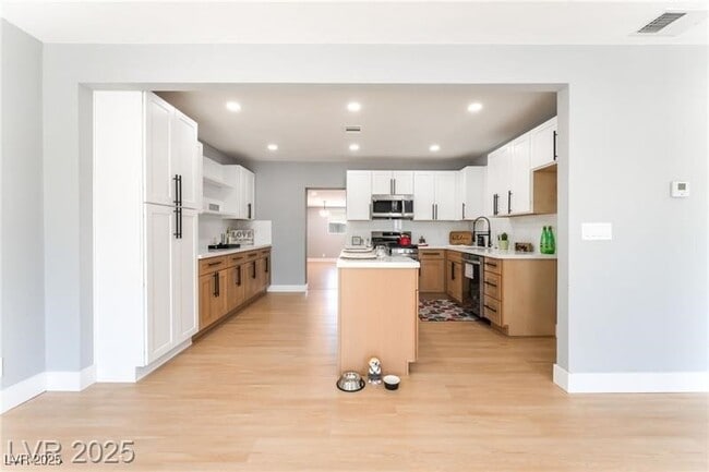 Foto del edificio - 915 Melrose Dr