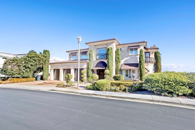 Building Photo - Gorgeously Updated 5 Bedroom Home with Views!