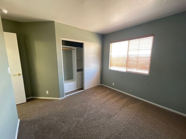 Foto del edificio - 5848 Red Dawn St